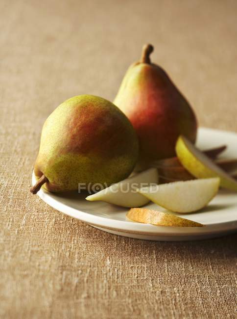 Plate with Fresh Pear Slices — Stock Photo