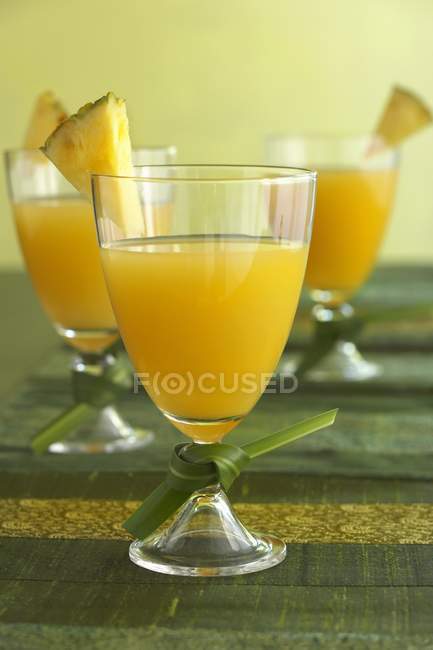 Bebidas de mango de piña - foto de stock