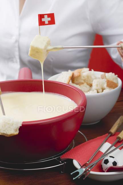 Женщина ест фондю с сыром — стоковое фото