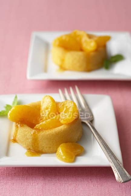 Sponge Cakes Topped with Tangerines — Stock Photo
