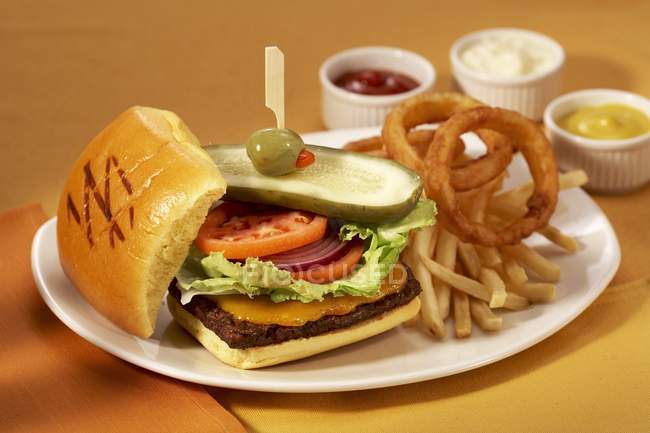Cheeseburger con anelli di cipolla — Foto stock