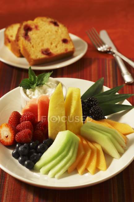 Frutas frescas sobre mesa — Fotografia de Stock