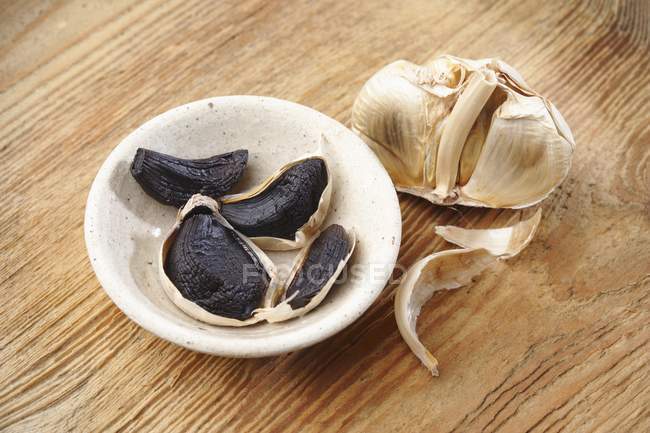 Black garlic in small dish — Stock Photo