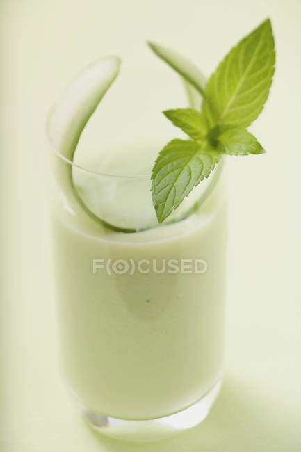 Огуречные напитки с мятным листом — стоковое фото