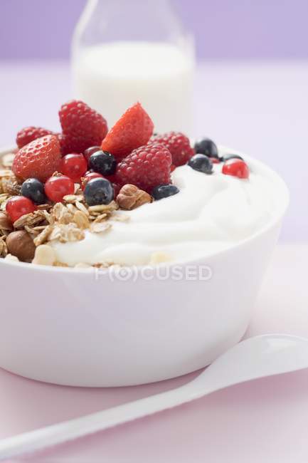 Muesli con yogur y bayas - foto de stock