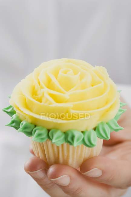 Female hands holding cupcake — Stock Photo