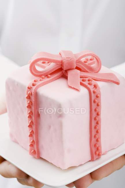 Mains tenant gâteau — Photo de stock