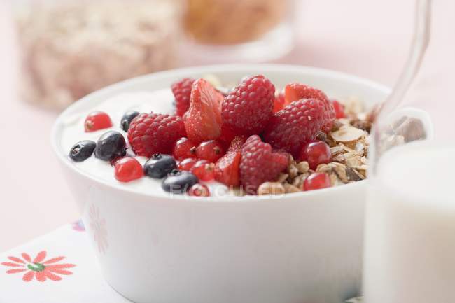 Мюслі з йогуртом та ягодами — стокове фото