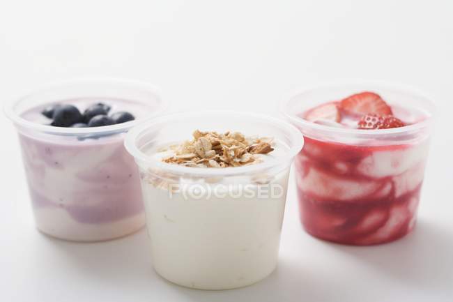 Йогурты с ягодами и хлопьями — стоковое фото