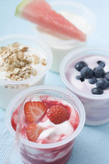 Yogurt con bacche e cereali — Foto stock