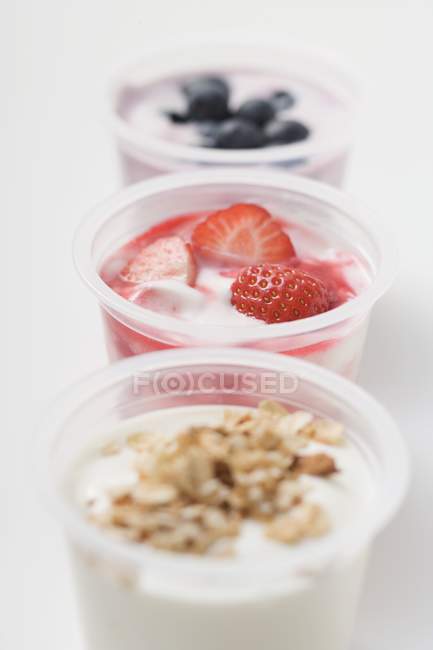 Йогурти з ягодами і зерновими — стокове фото
