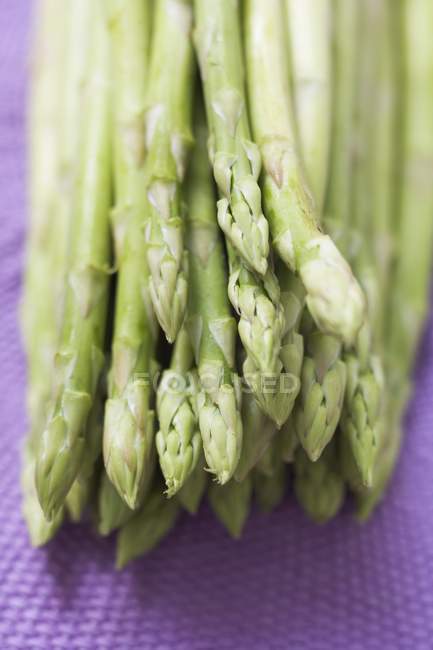 Rami di asparagi verdi — Foto stock