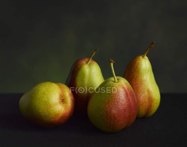 Quatre poires entières — Photo de stock