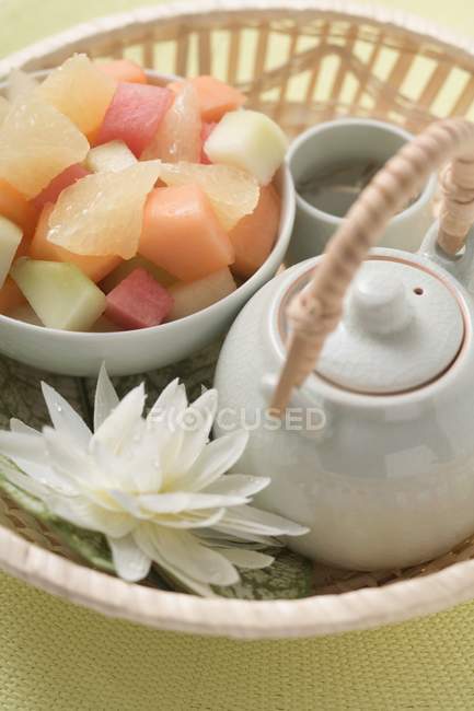Salat und Tee im Korb — Stockfoto