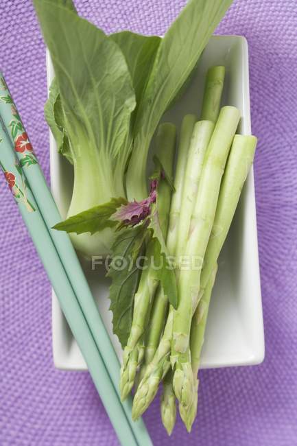 Green asparagus and pak choi — Stock Photo