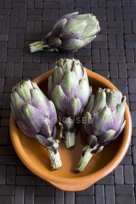 Alcachofas bebé púrpura - foto de stock