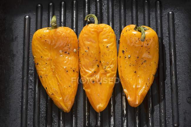 Pimentas na frigideira da grelha — Fotografia de Stock