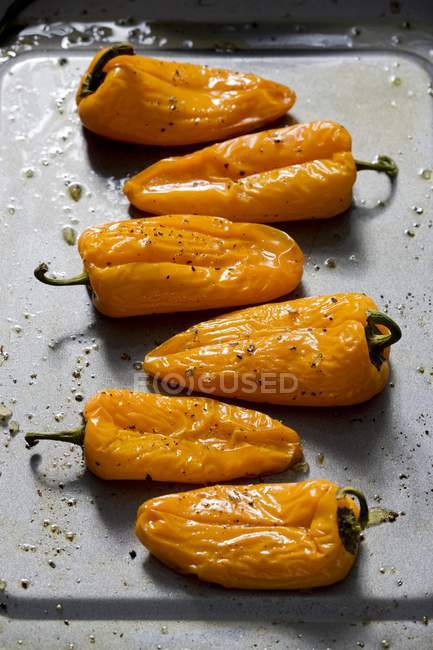Peperoni gialli sulla teglia — Foto stock
