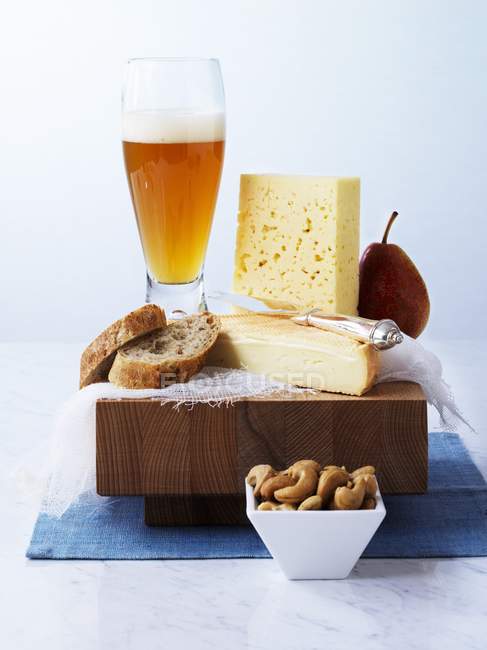 Pêra e cerveja de trigo — Fotografia de Stock