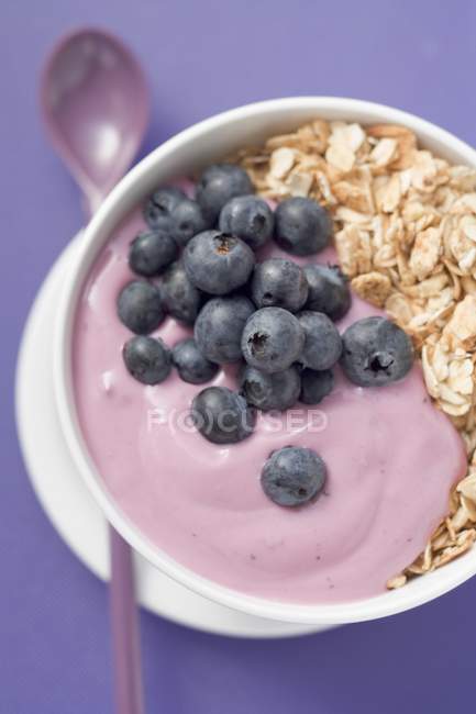 Muesli with yoghurt and blueberries — Stock Photo