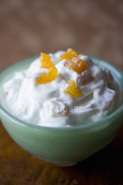 Vue rapprochée du yaourt grec avec abricot dans un bol — Photo de stock
