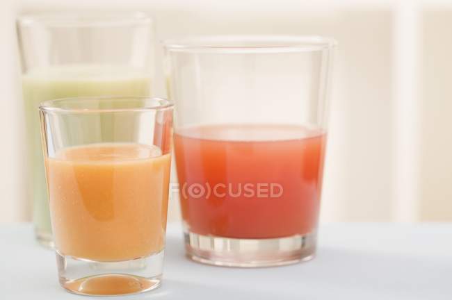 Trois jus différents dans des verres — Photo de stock