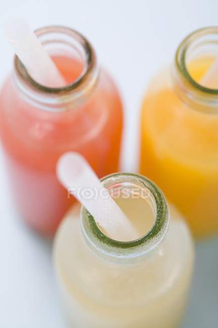 Три фруктові соки в пляшках — стокове фото