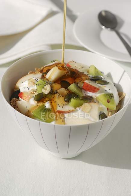 Muesli au yaourt dans un bol — Photo de stock