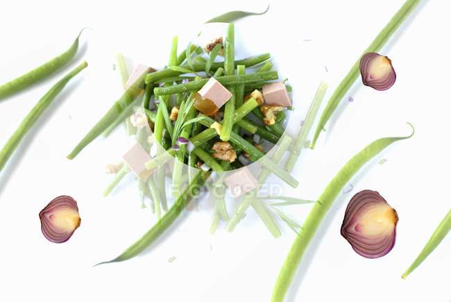 Салат из фасоли с луком — стоковое фото
