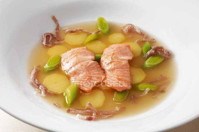 Vue rapprochée de la soupe avec filet de truite, pommes de terre et poireau — Photo de stock