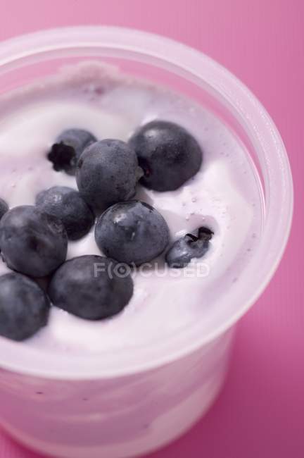 Клубничный йогурт в горшочке — стоковое фото