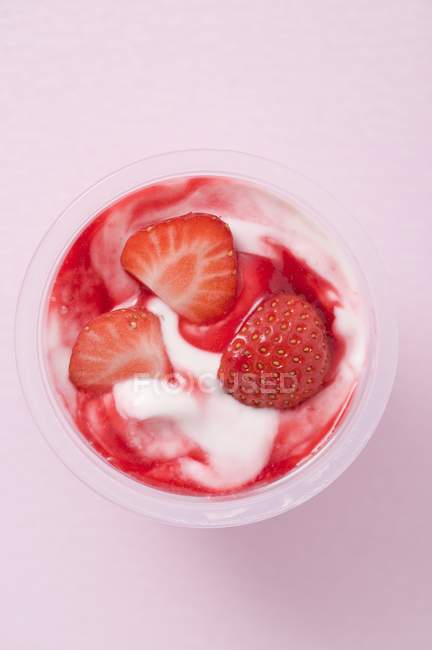 Yogur de fresa en maceta - foto de stock