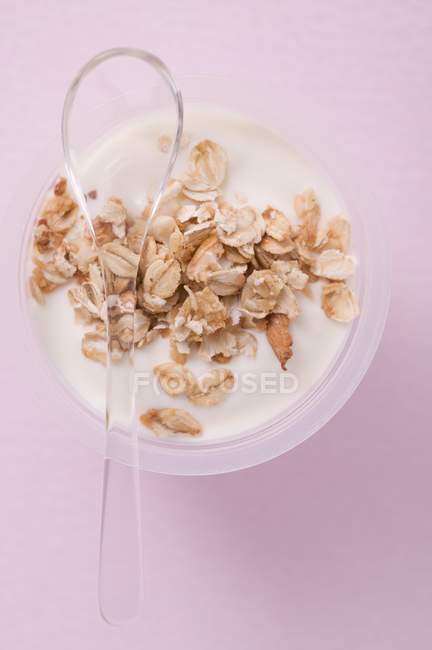 Yogur con cereal en taza - foto de stock