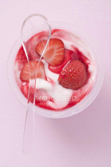 Iogurte de morango em panela — Fotografia de Stock