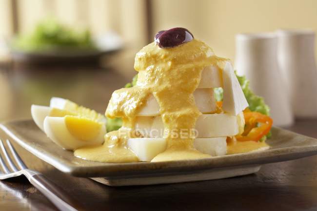 Papa a la Huancaina, Sliced Potatoes with Sauce on plate — Stock Photo