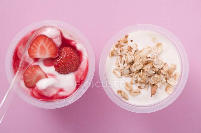 Strawberry yoghurt and yoghurt with cereal — Stock Photo