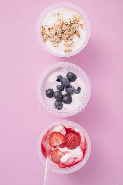 Йогурти з ягодами і зерновими — стокове фото