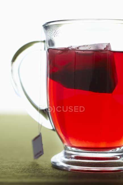 Sachet de thé trempé dans une tasse — Photo de stock