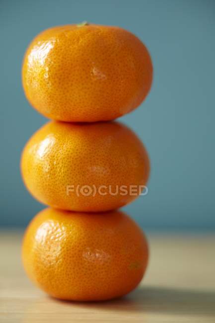 Спелые сложенные мандарины — стоковое фото