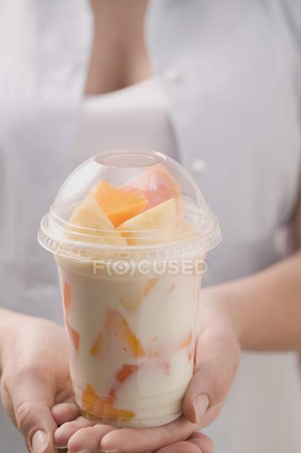 Mulher segurando iogurte de frutas — Fotografia de Stock