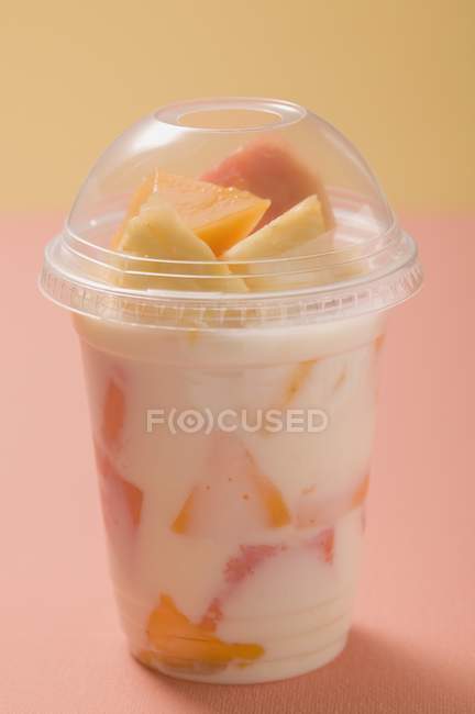 Yogur con fruta fresca - foto de stock