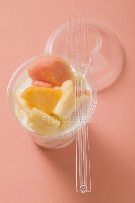 Yogurt con frutta fresca — Foto stock