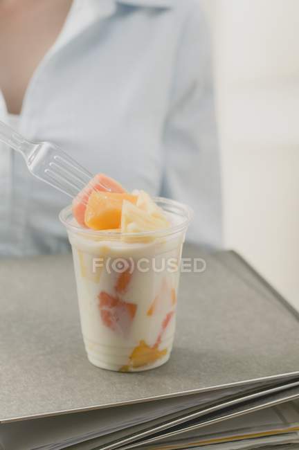 Фруктовый йогурт в офисе — стоковое фото