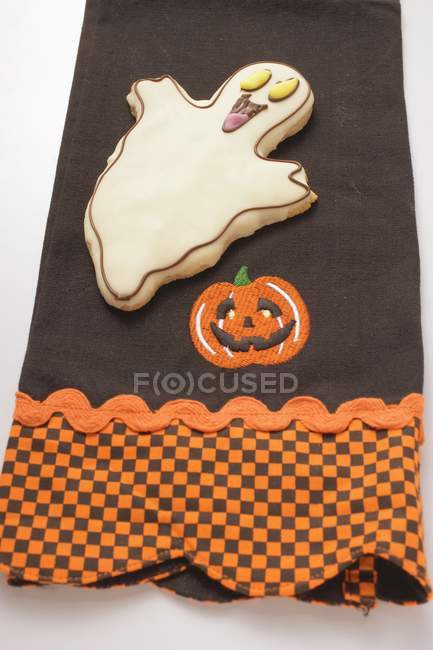 Ghost biscuit and Halloween decoration — Stock Photo