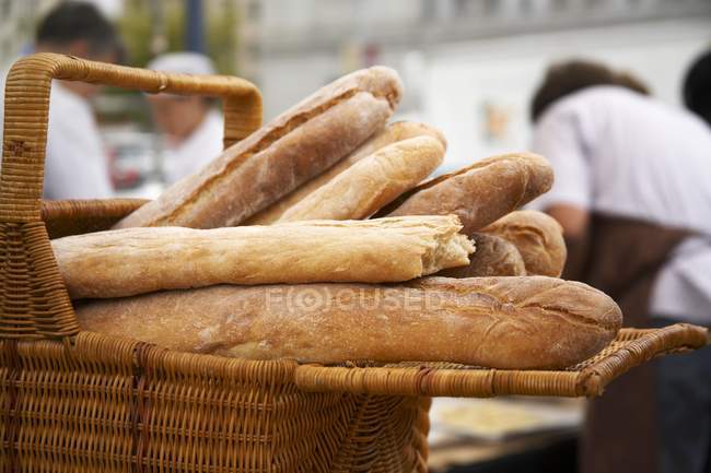 Корзина ремесленного хлеба — стоковое фото
