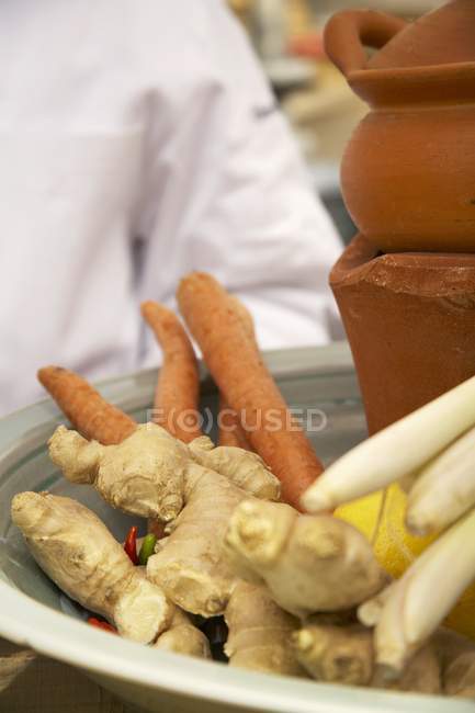 Zenzero fresco con carote e verdure — Foto stock