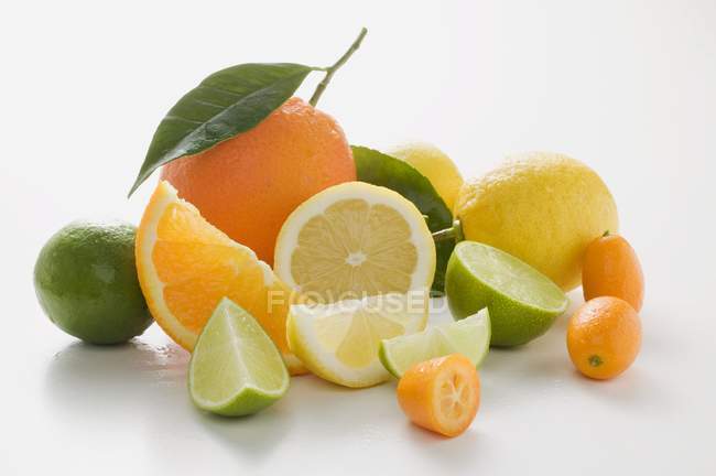 Ganze und in Scheiben geschnittene Zitrusfrüchte — Stockfoto