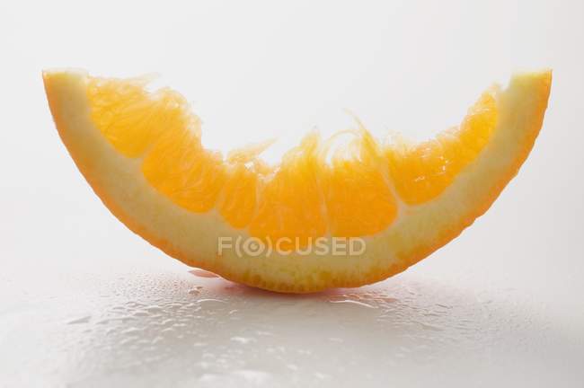 Cuña de naranja medio comido - foto de stock