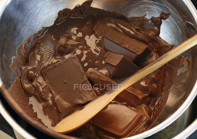 Schmelzende Kuvertüre aus Schokolade — Stockfoto