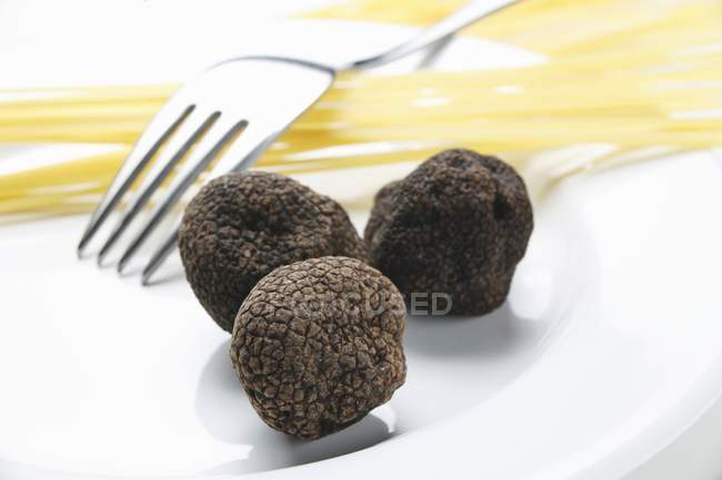 Black truffles and spaghetti — Stock Photo